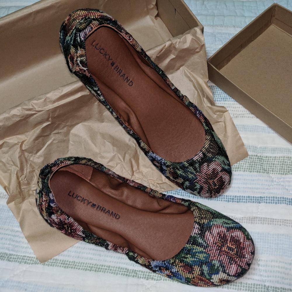 NIB Lucky Eleesia floral tapestry flats US10